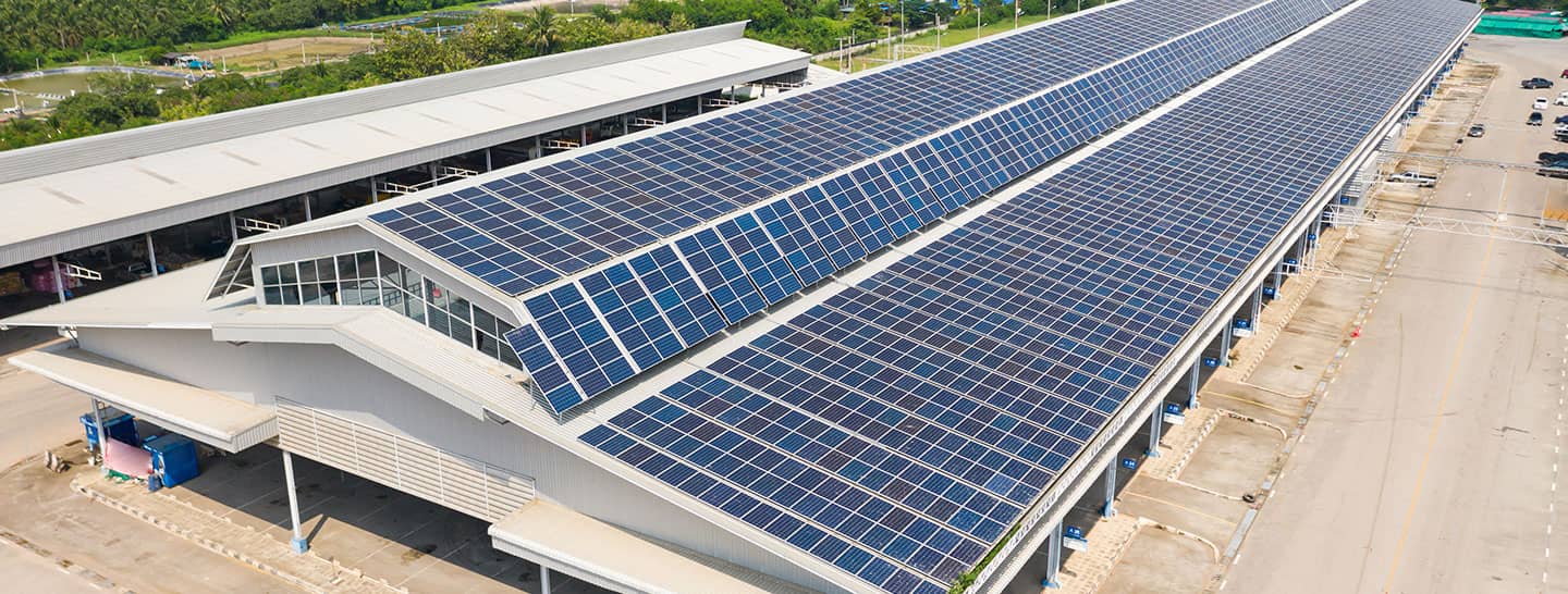 Paneles solares en Colombia instalados en una empresa.  