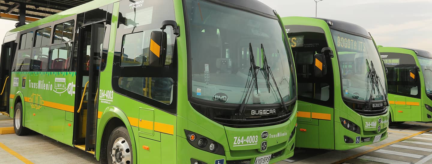 EBuses del Sistema de Transporte Transmilenio estacionados en fila. 