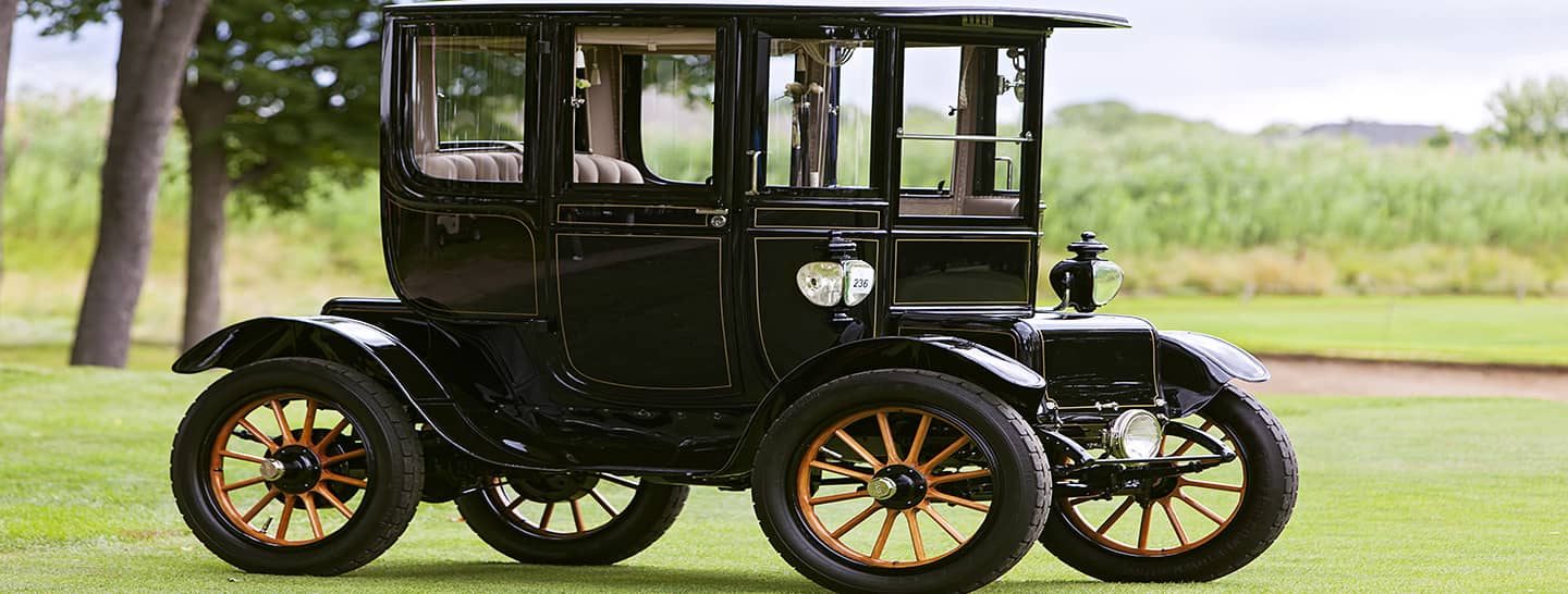 Un vehículo eléctrico antiguo en exhibición que hace parte de la historia del carro eléctrico. 