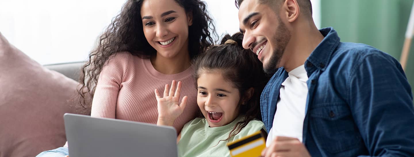 Familia feliz después de adquirir un servicio del portafolio Enel X para personas.