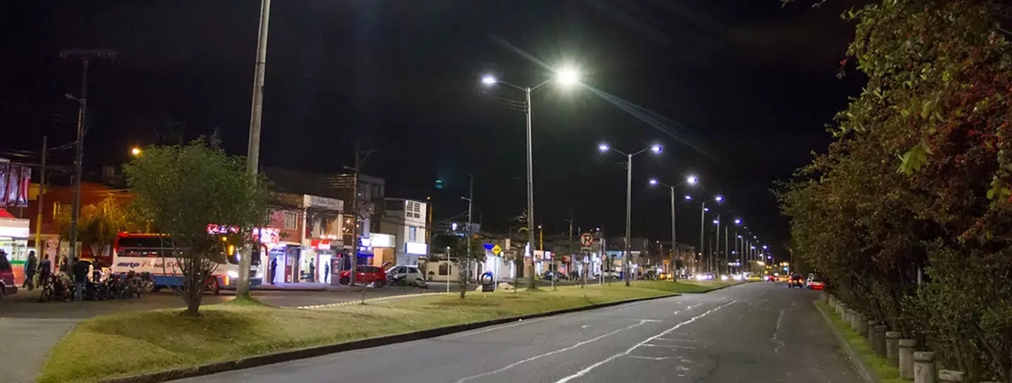 Actualización de calle en Bogotá con modernización de alumbrado Led.