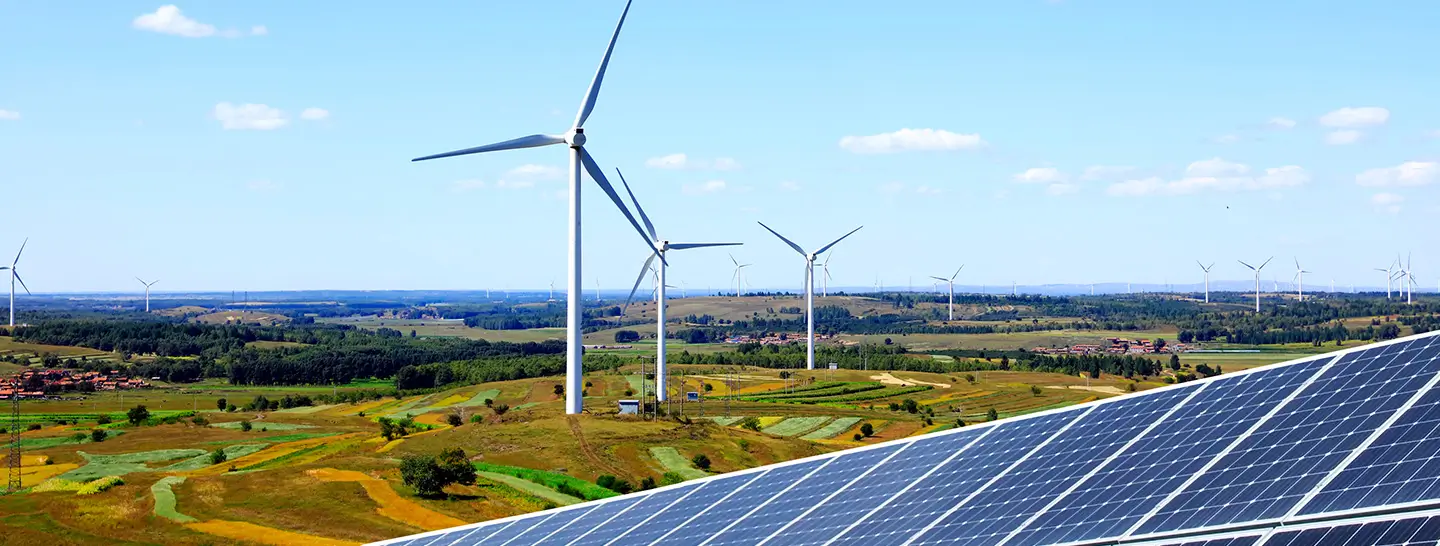 Banner sobre la transición energética en Colombia. imagen contiene Aerogeneradores y panales solares.