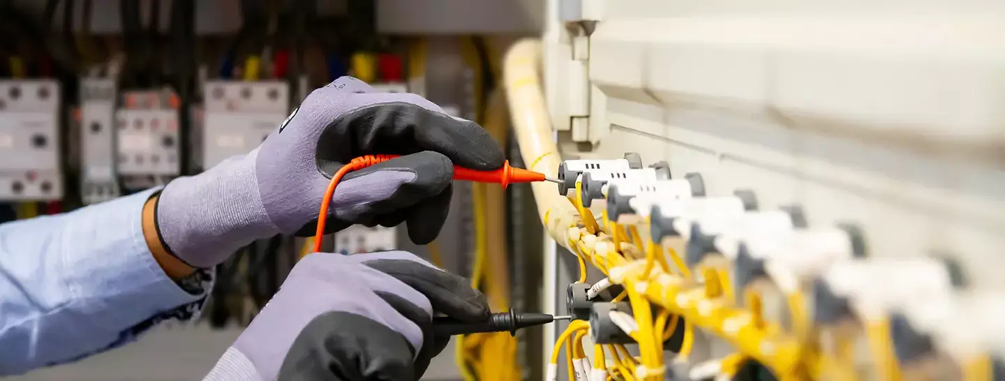 Banner, Funcionario Enel, experto en instalaciones eléctricas, para  la tranquilidad y seguridad  de tu hogar.