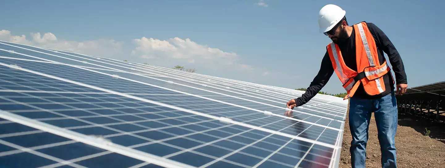 Banner, Funcionario validando los paneles solares, o sistemas fotovoltaicos.