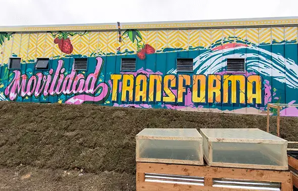 Imagen, Pared del patio eléctrico de  Usme, inspirada en la transformación de  la  movilidad. En Bogotá.