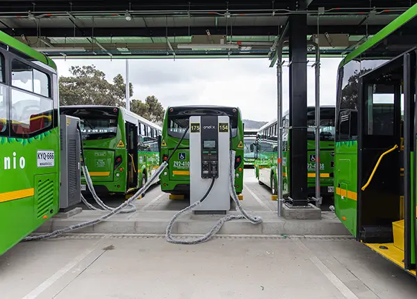 Imagen,  Alianza de Trasmilenio y Enel  X  en  transportes de energía eléctrica limpia en buses alimentadores de Usme.