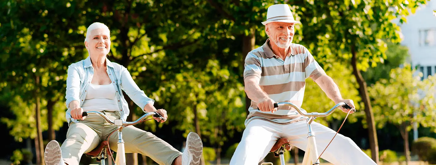 Banner En la tercera edad hay  tantas  cosas por hacer como montar bicicleta.