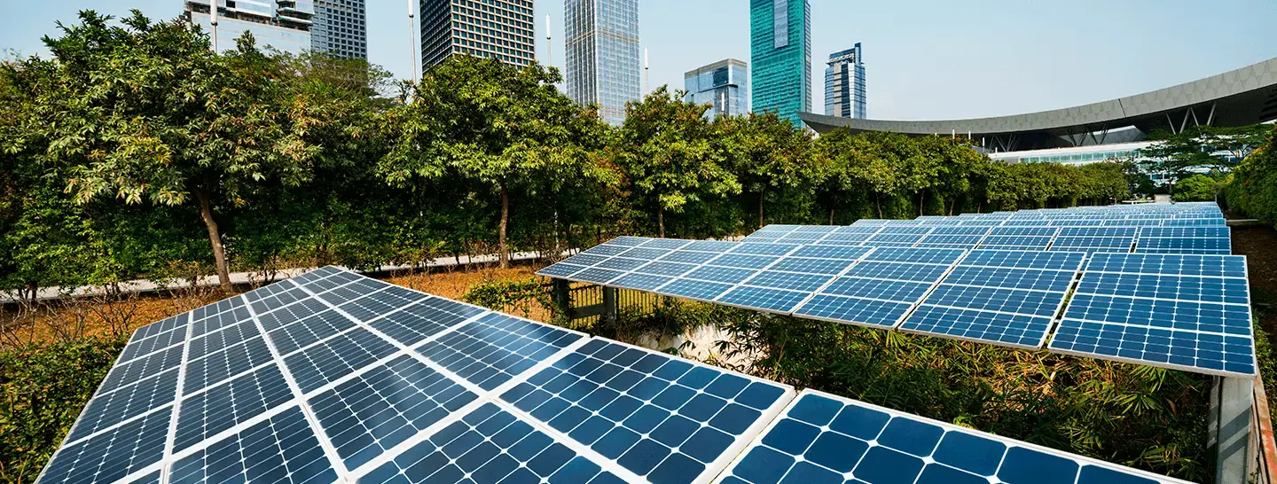 Banner, En Enel X te contamos sobre la eficiencia energética , optimizando el uso de la electricidad, una de ellas la implementación de paneles solares.