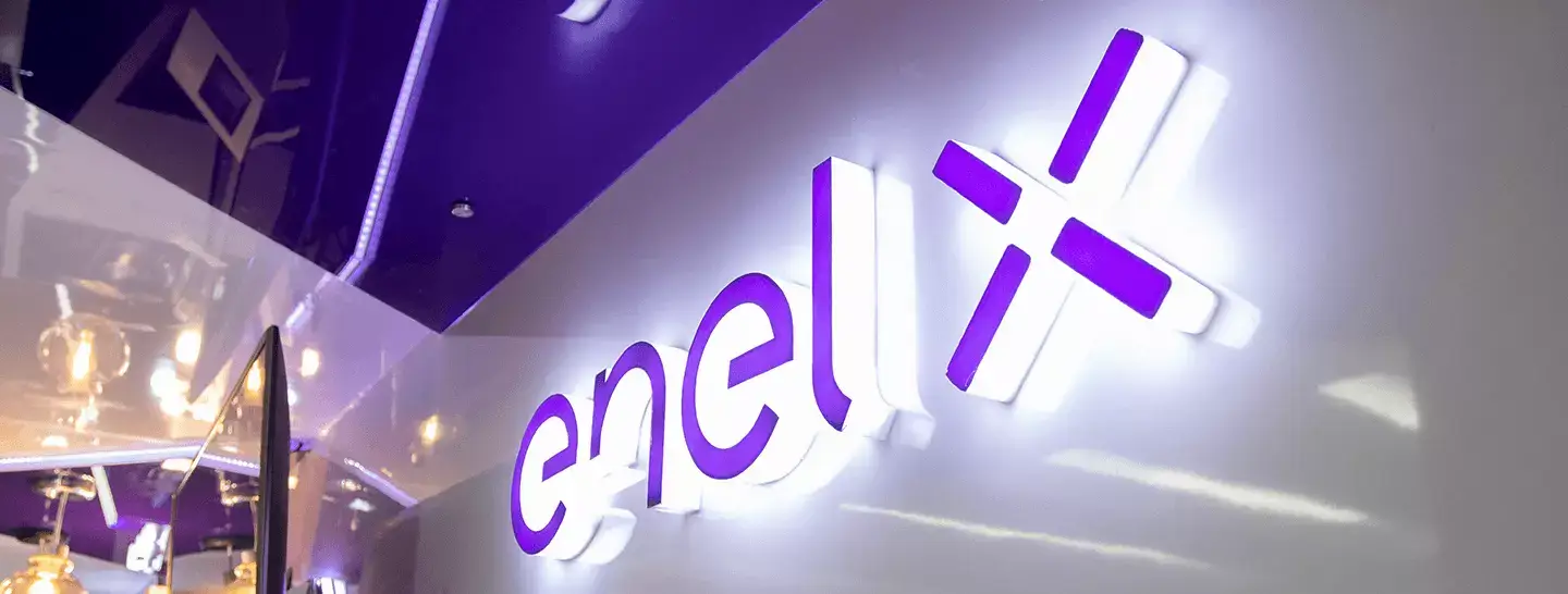 Banner, Muro con icono de Enel X, líderes en transformación  energética.