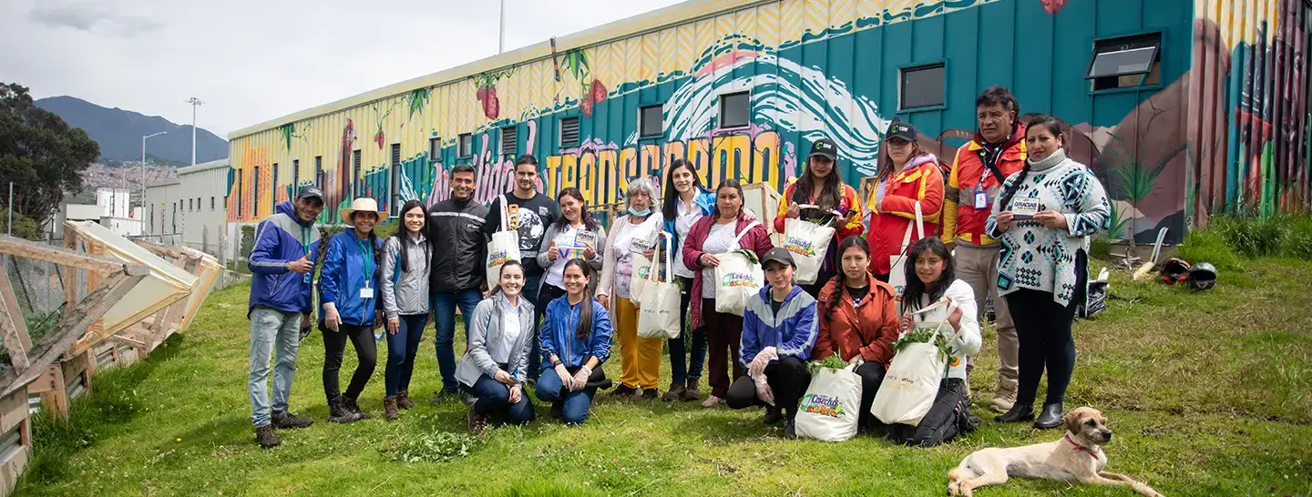 Primera cosecha de los huertos comunitarios en el patio eléctrico de Usme.