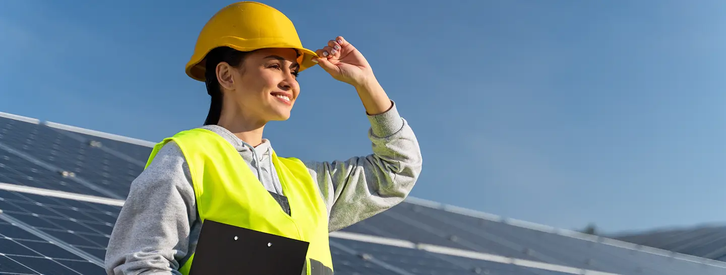 Paneles solares de Enel X, que contribuyen a la eficiencia energética de las empresas.