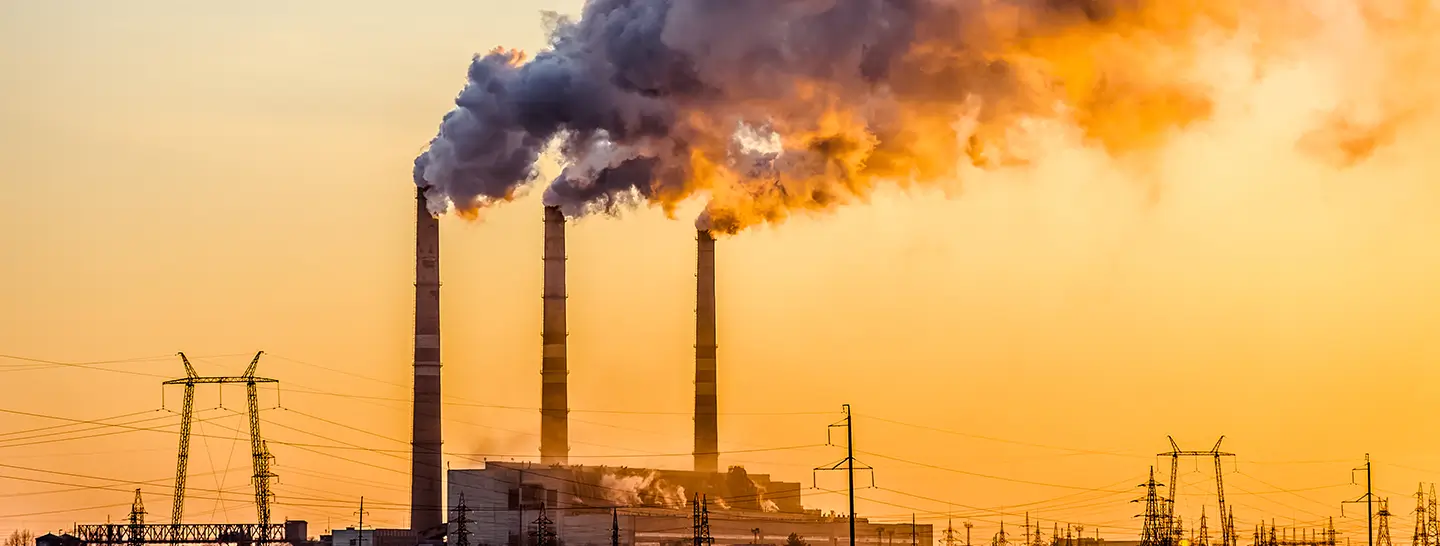Algunas industrias que contaminan y generan un exceso de gases de efecto invernadero