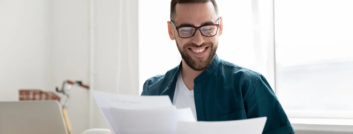 Hombre joven leyendo los insertos publicitarios de la factura de Enel.