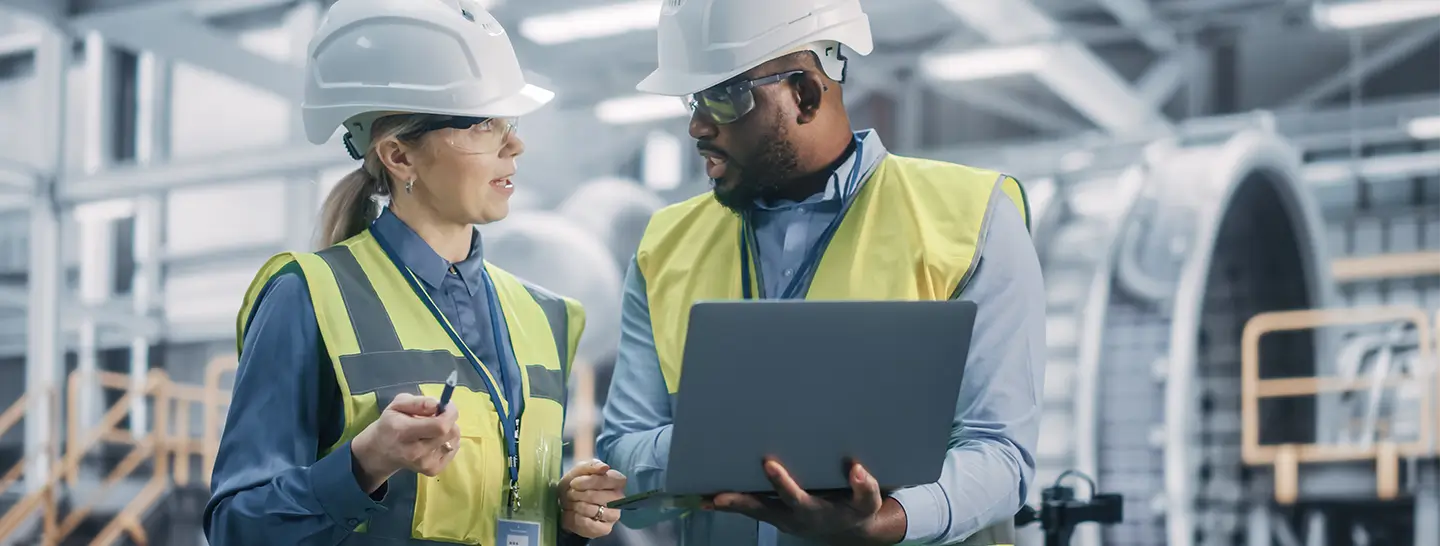 Operarios realizando Obras Eléctricas Confiables para clientes de Enel X.