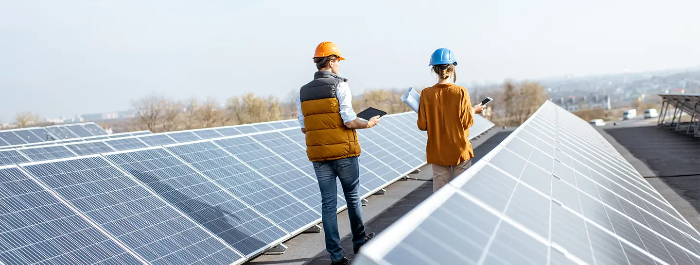Instalación y mantenimiento adecuado para los paneles de sistemas fotovoltaicos en Enel X.