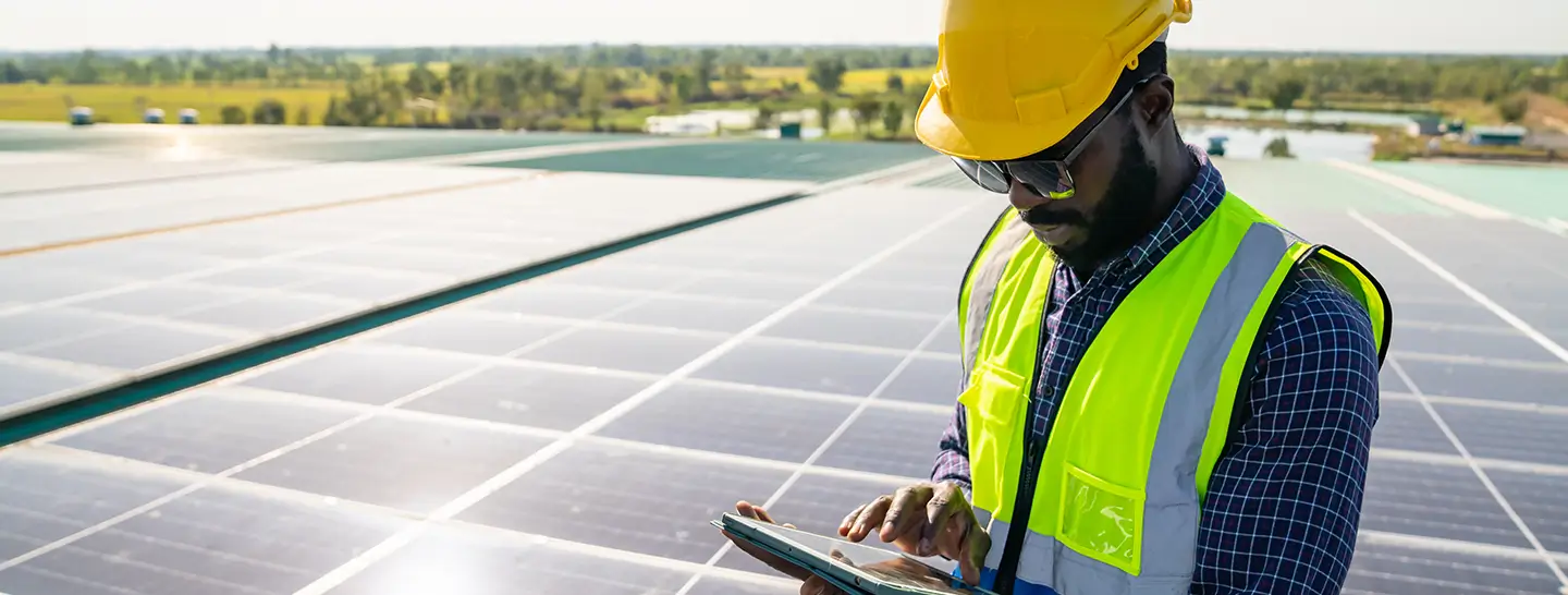 Ingenieros Enel X revisando todas las soluciones para las necesidades de energía para una empresa industrial.