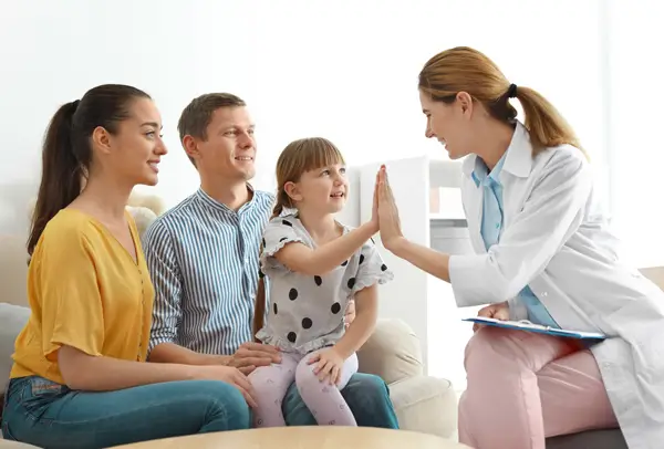 Familia disfrutando de los beneficios de la asistencia médica domiciliaria.