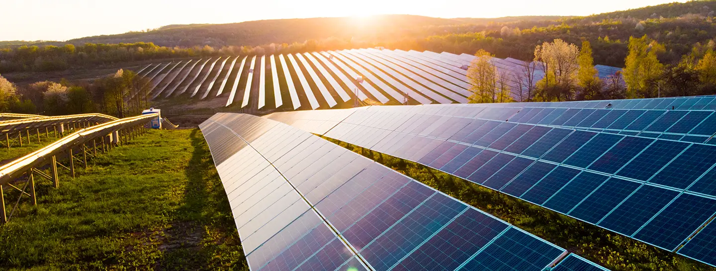 Paneles solares, una alternativa de energía limpia para el Día del Medio Ambiente, porque podemos interactuar positivamente con el ambiente.