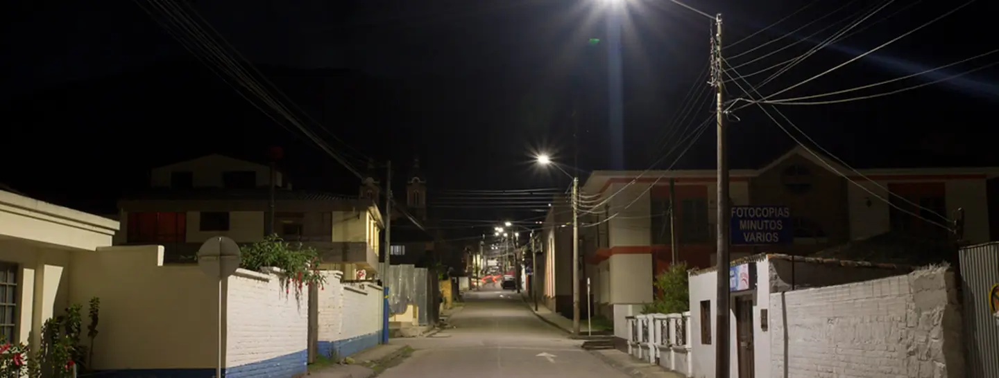 Sesquillé, municipio cerca a Bogotá iluminado en la noche, gracias al servicio de alumbrado público de Enel X.