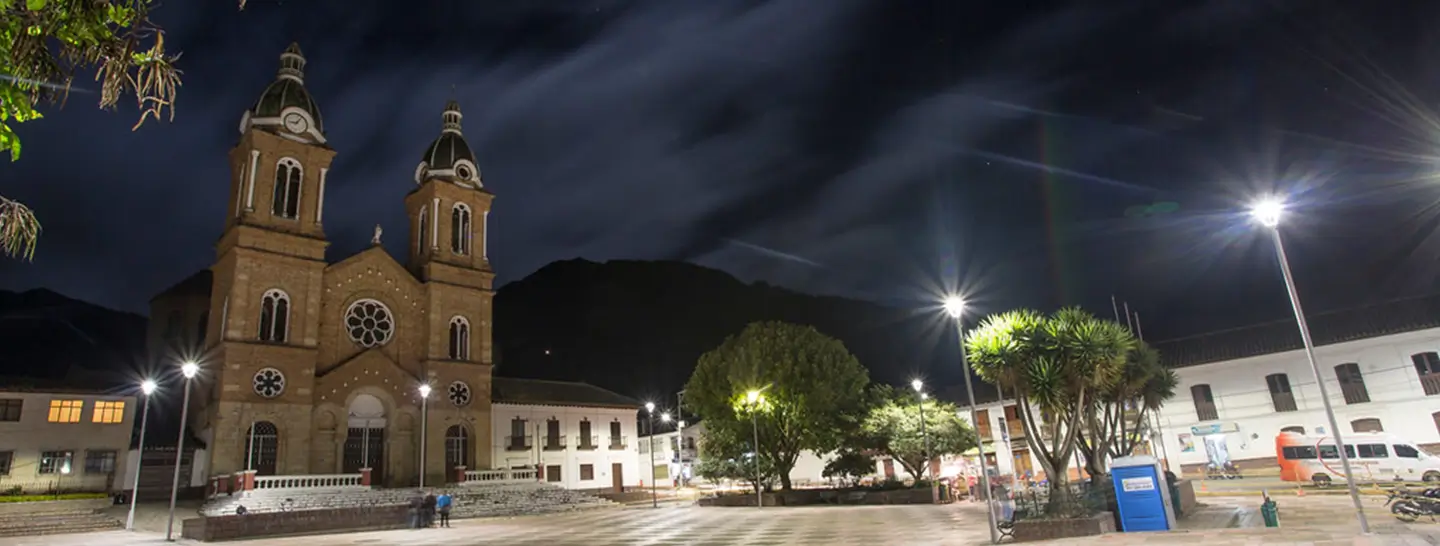 Sesquillé, municipio cerca a Bogotá iluminado en la noche, gracias al servicio de alumbrado público de Enel X.