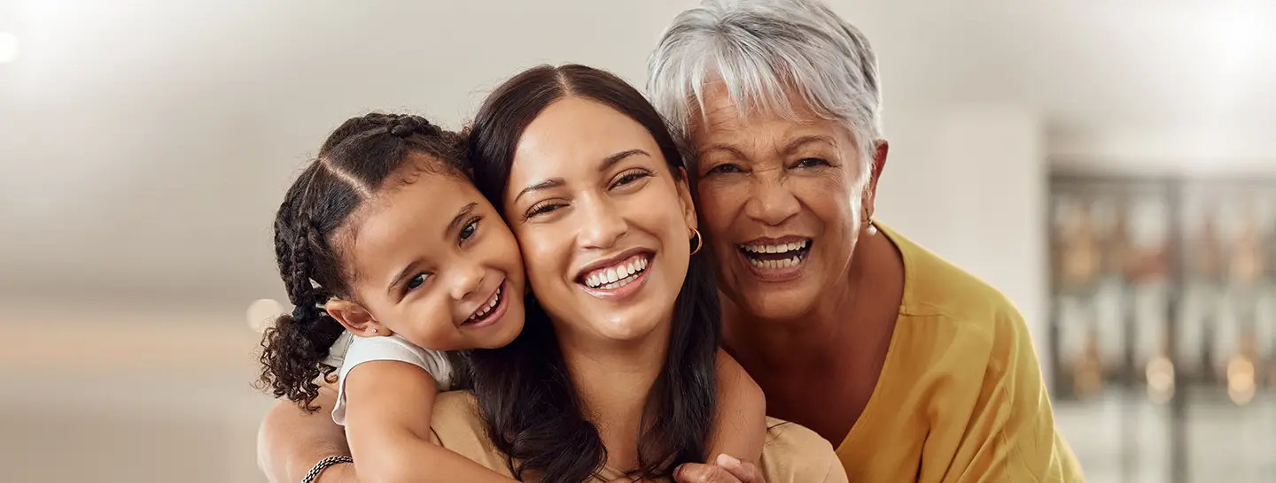 Mujeres felices después de adquirir una asistencia médica familiar y tienen su casa cubierta con asistencia para el hogar.