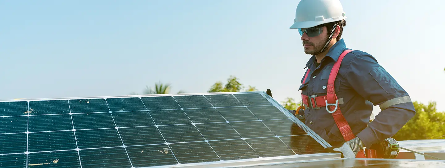 Personal de Enel X instalando sistemas solares fotovoltaicos a una empresa que le apuesta a las energías verdes.