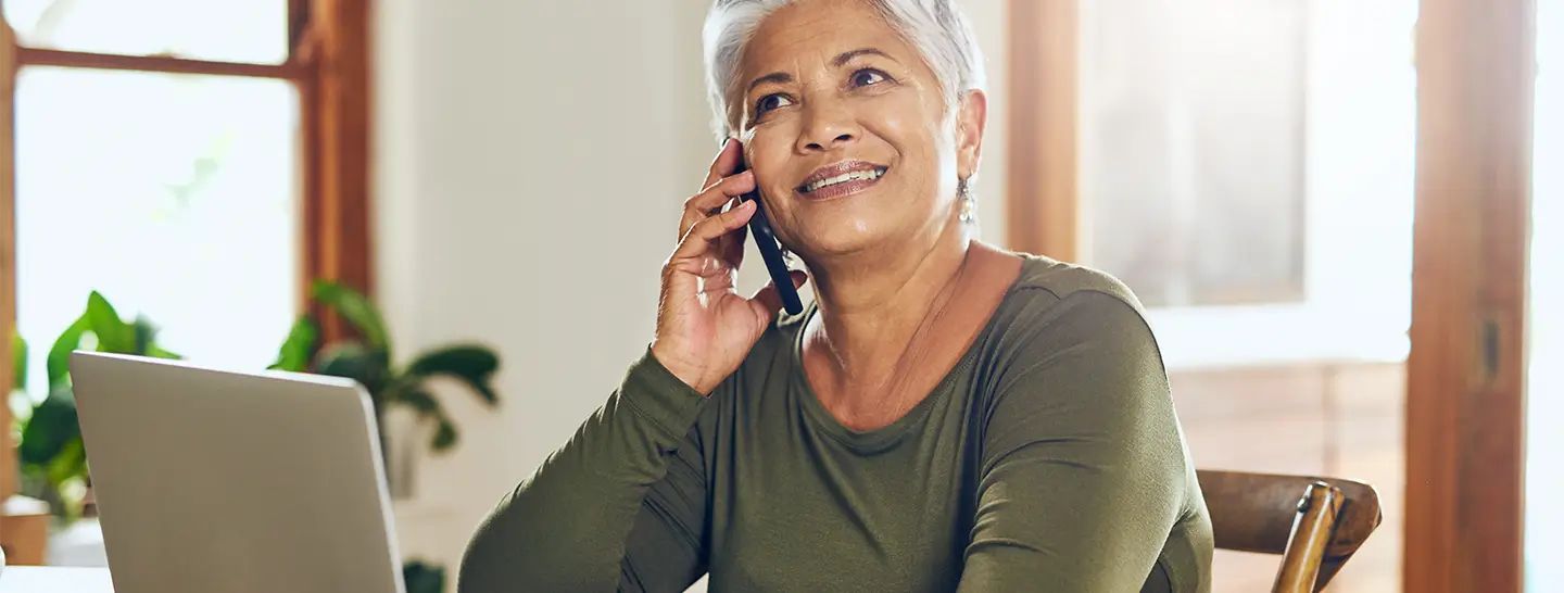 Mujer llamando por celular para solicitar cobertura de una de sus asistencias en casa con Enel X.