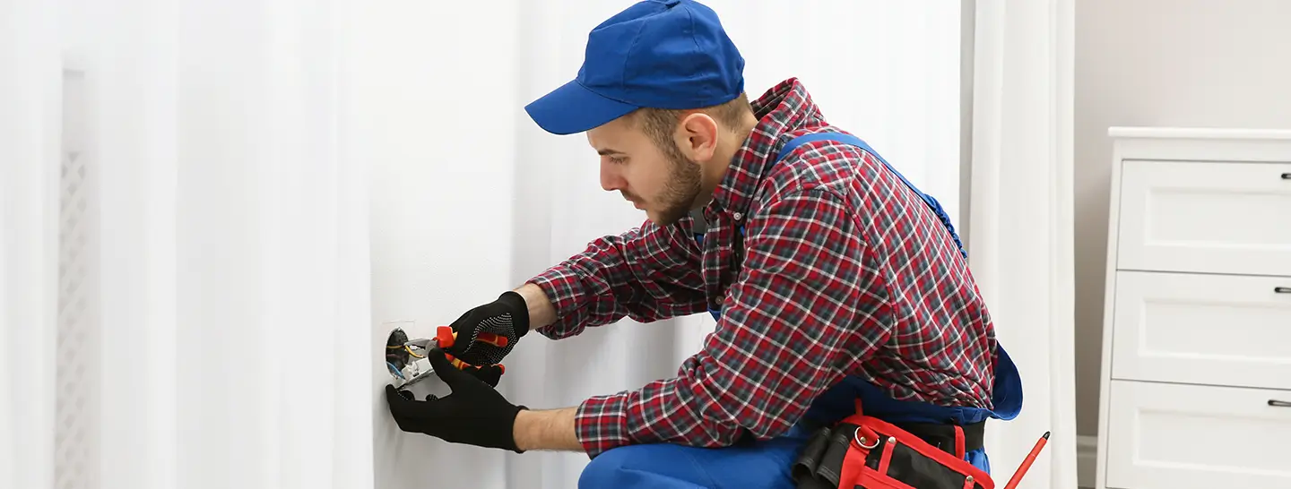 Hombre haciendo una remodelación de casa con el respaldo de Enel X para dejar en obras eléctricas en casa antes de estucar y embaldosar.