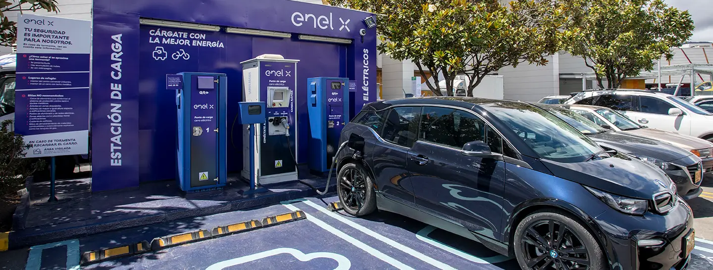 Carro eléctrico empresarial, en una infraestructura de recarga como Charging as a Service de Enel X Colombia.