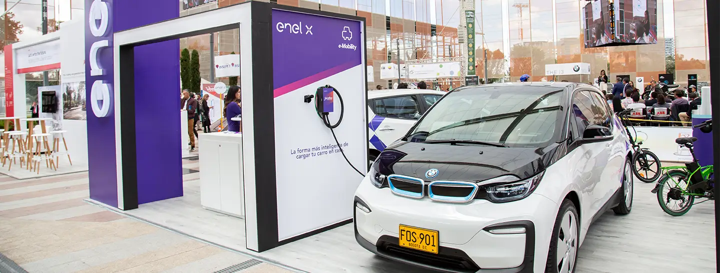 Carro eléctrico empresarial, en una infraestructura de recarga como Charging as a Service de Enel X Colombia.