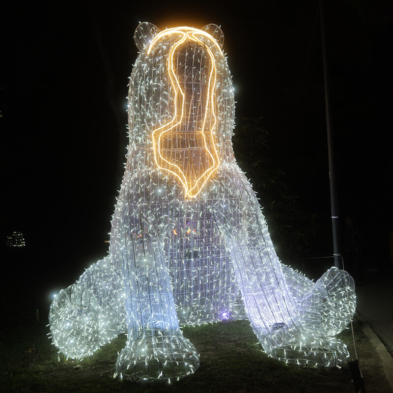 Oso de antejos elaborado con luces LED como parte del festival de luces en el Jardín Botánico.