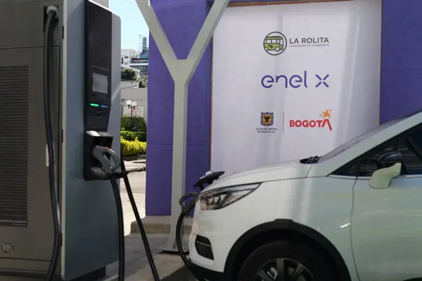 Primera red de cargadores eléctricos de carga rápida para carros eléctricos en Bogotá.