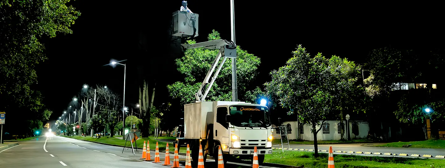 Personal de Enel realizando el mantenimiento de luminarias LED en las calles de Bogotá.