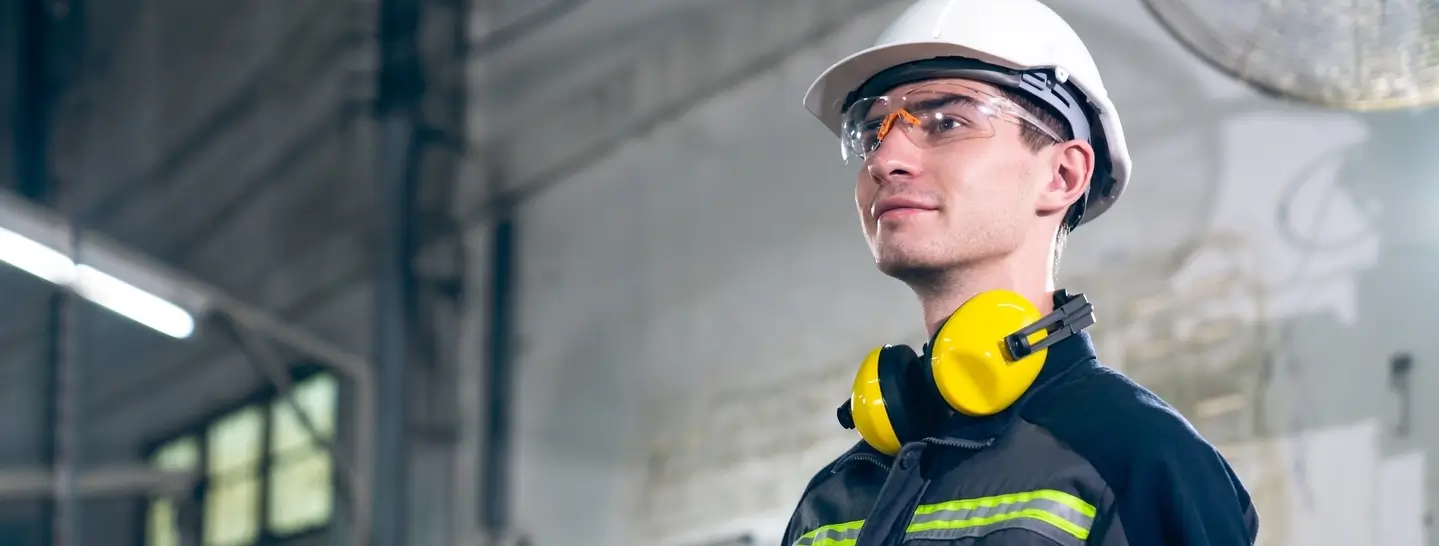 Ingeniero eléctrico atendiendo un caso de aumento de carga en una empresa