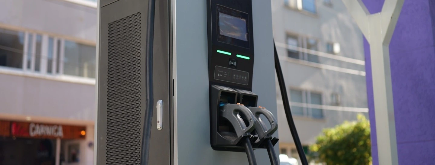 Estación de carga de vehículos eléctricos ubicada en la Alhambra, en el norte de Bogotá.