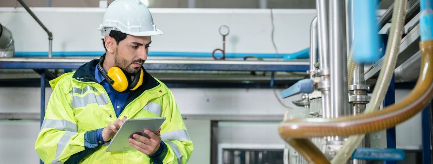 Profesional inspeccionado las redes eléctricas de una empresa para evitar riesgos.