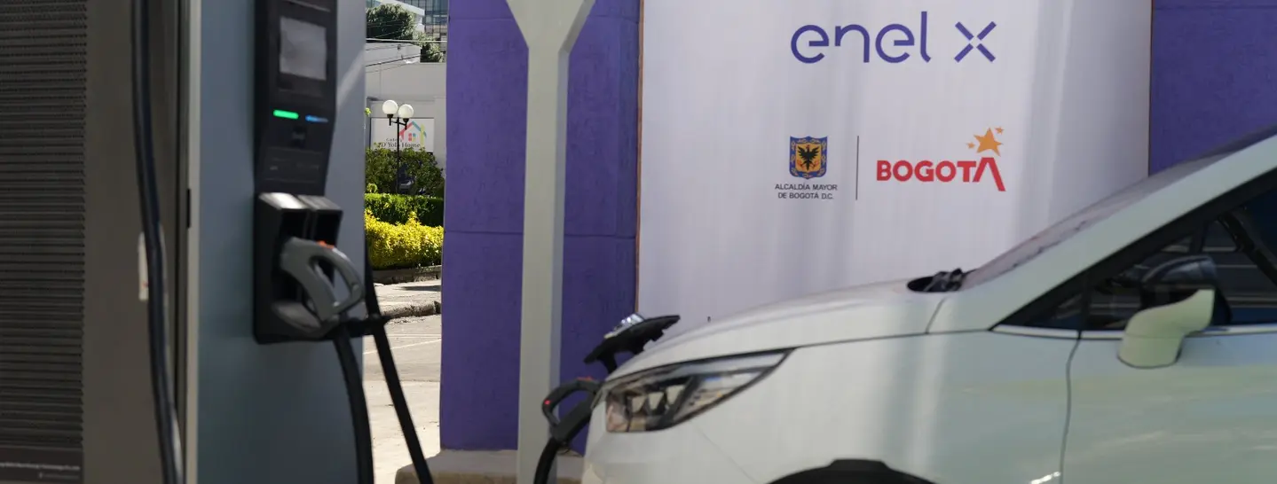 Carro eléctrico recargándose en uno de los puntos de carga rápida instalados por Enel X