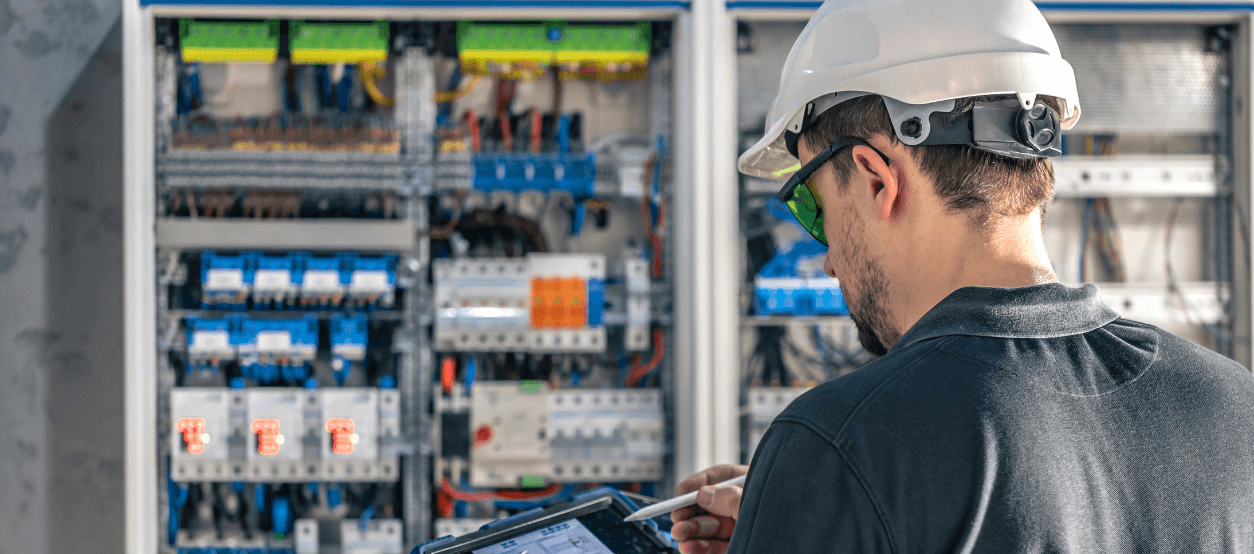 Hombre revisando equipo de electricidad