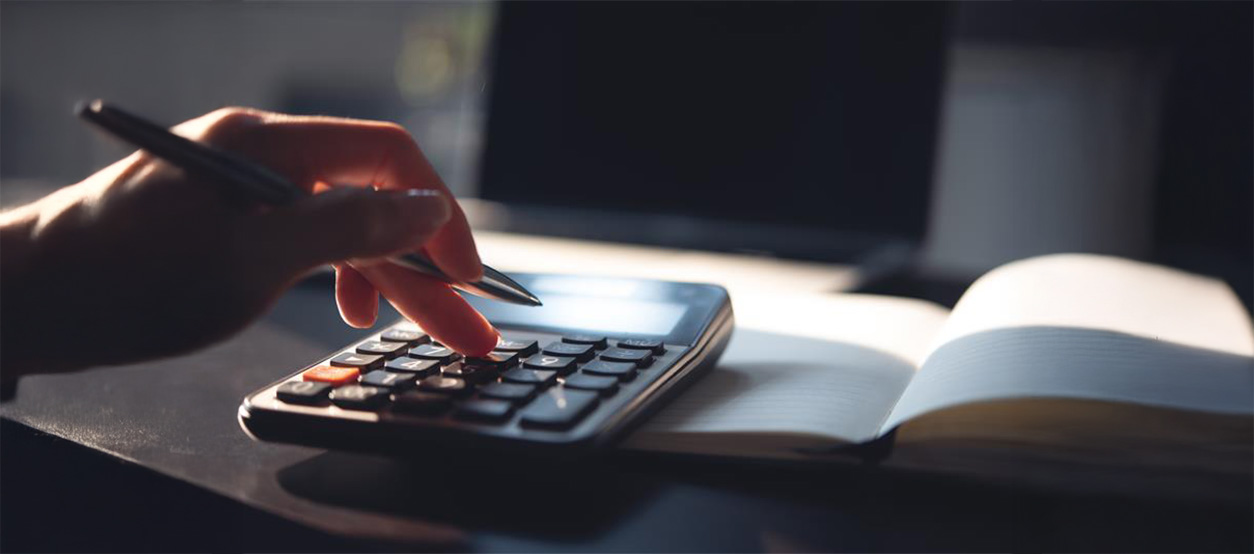 persona usando una calculadora