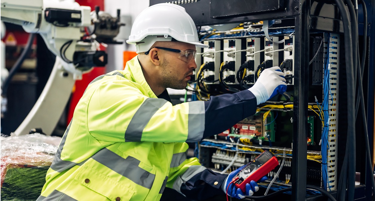 Hombre revisando equipo de electricidad