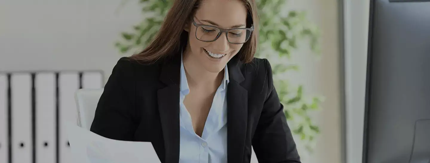 Banner, mujer  contenta empleando UBM, un sistema de repositorio de facturas de manera electrónico para  tu empresa.