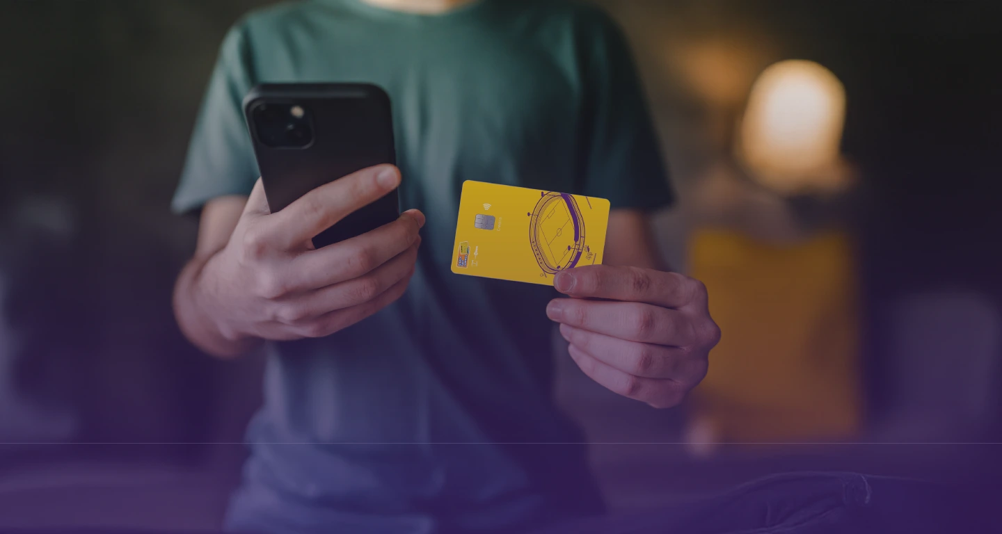 Sosteniendo tarjeta de crédito Fácil Codensa - Enel X