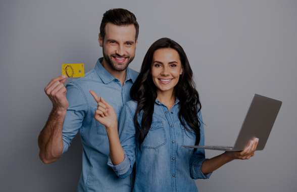 Pareja mostrando tarjeta Codensa - Enel X