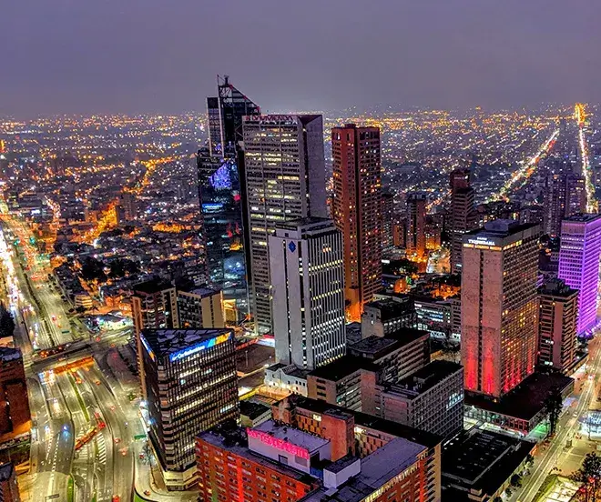 Vista de hermosa ciudad  iluminada con Enel X