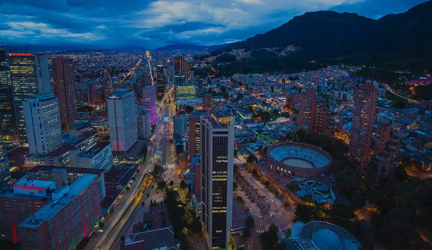 Banner, atardecer desde el centro de Bogotá empezando la iluminación en la noche.