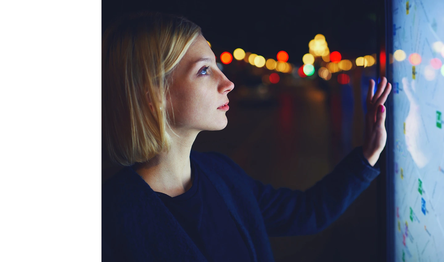 Mujer tocando una pantalla led - Enel X