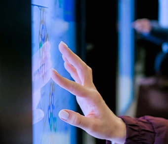 Tocando la pantalla digital - Enel X