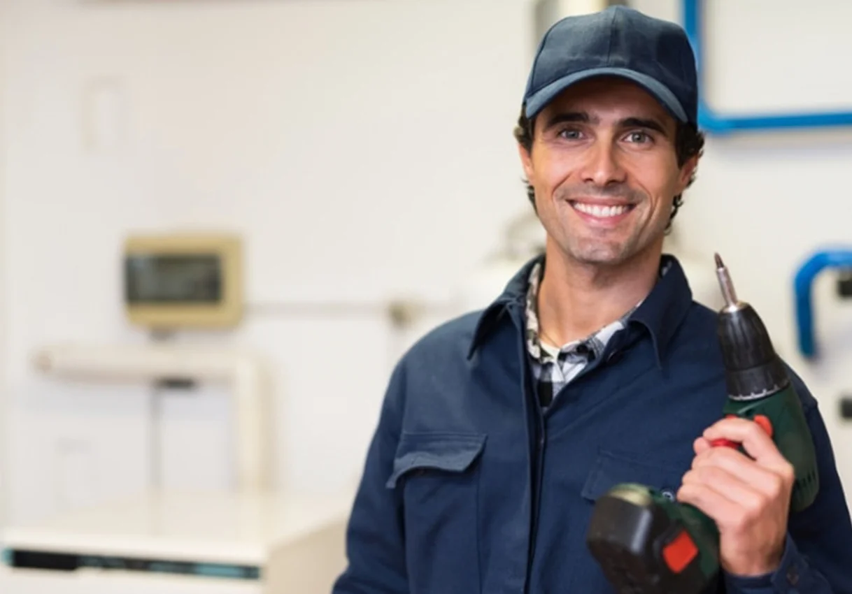 Hombre con herramienta Enel X