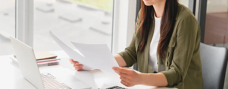 Mujer del área de independización de cuentas en ENEL X