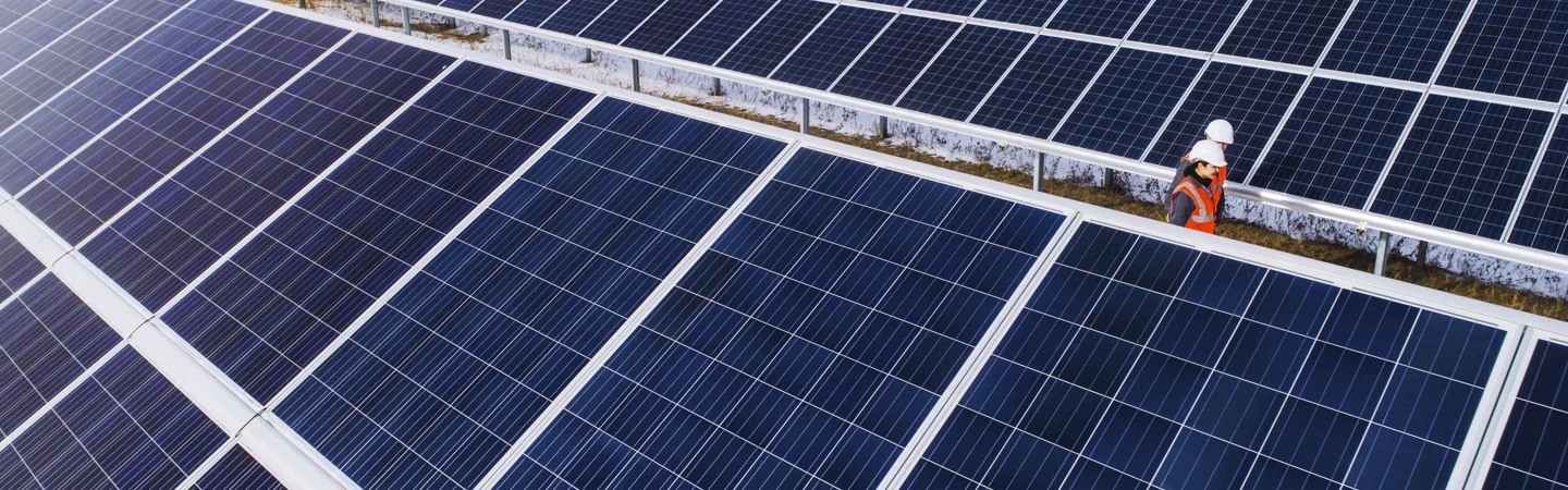 Vista dall'alto di tetti con pannelli fotovoltaici